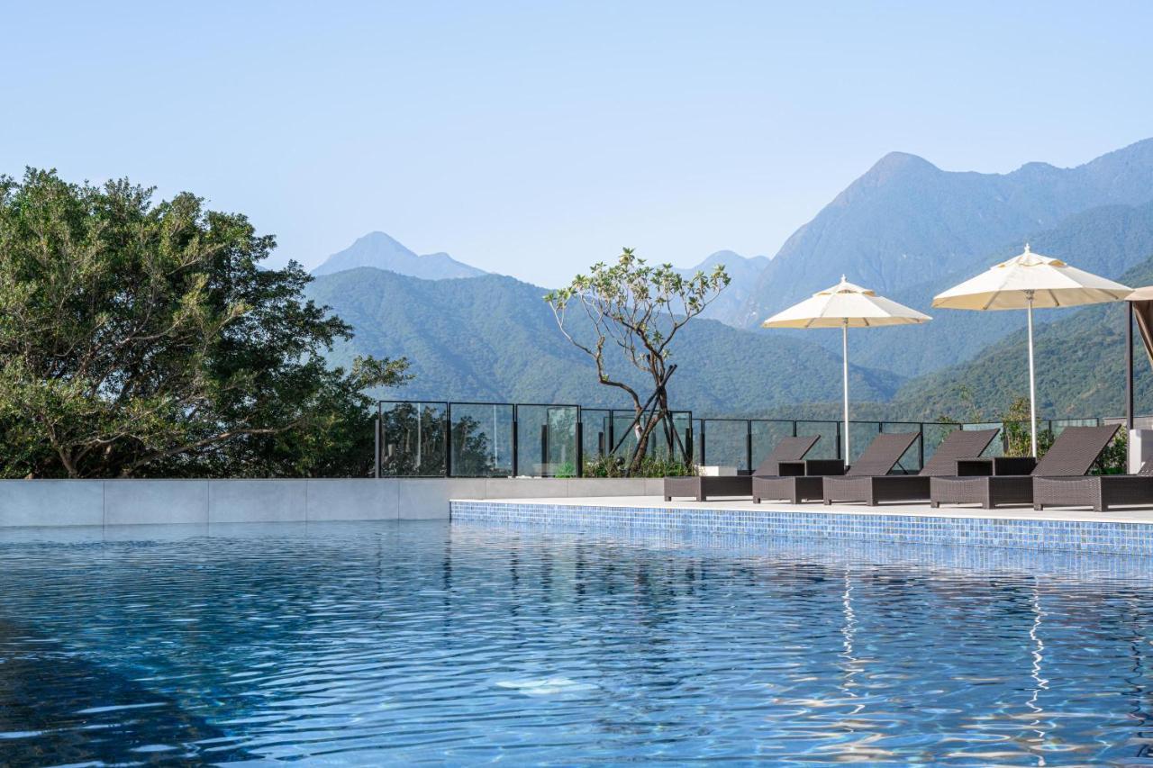 Lakeshore Hotel Hualien Taroko Shunan Bagian luar foto The swimming pool at the hotel