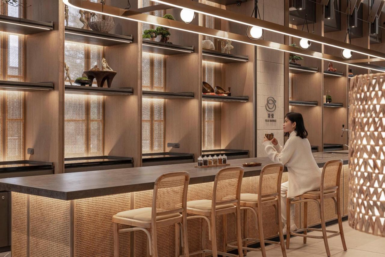 Lakeshore Hotel Hualien Taroko Shunan Bagian luar foto The interior of a Starbucks Reserve store in Shanghai, China