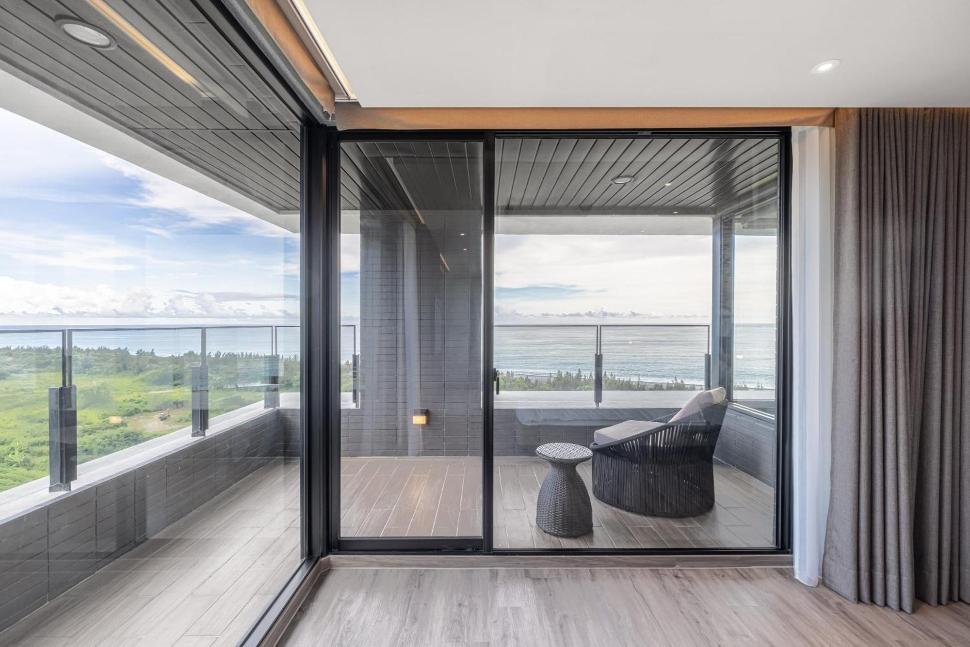 Lakeshore Hotel Hualien Taroko Shunan Ruang foto A sliding door