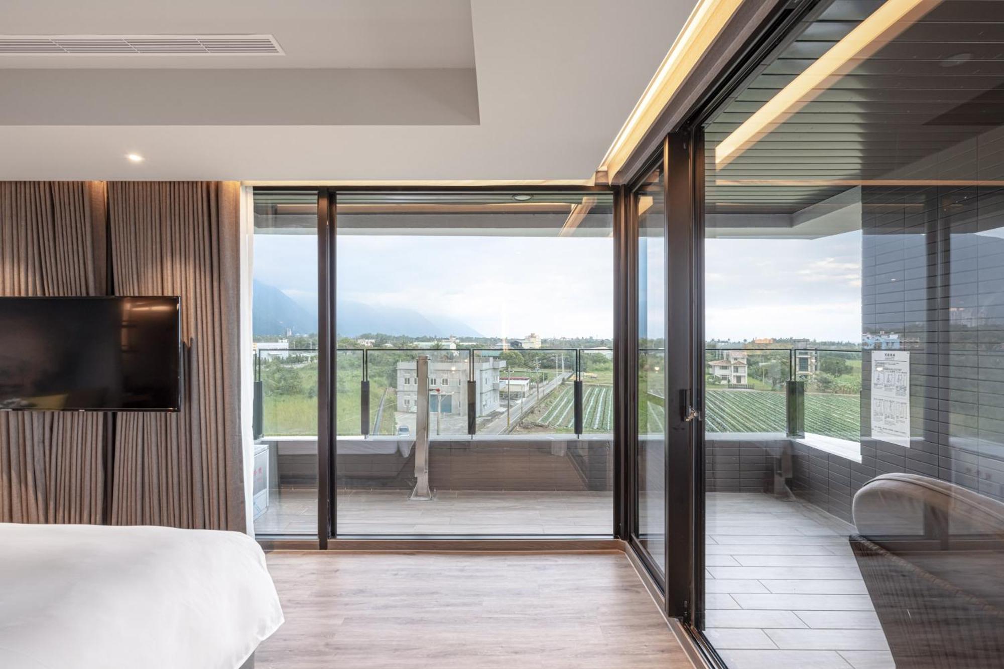 Lakeshore Hotel Hualien Taroko Shunan Ruang foto A sliding door