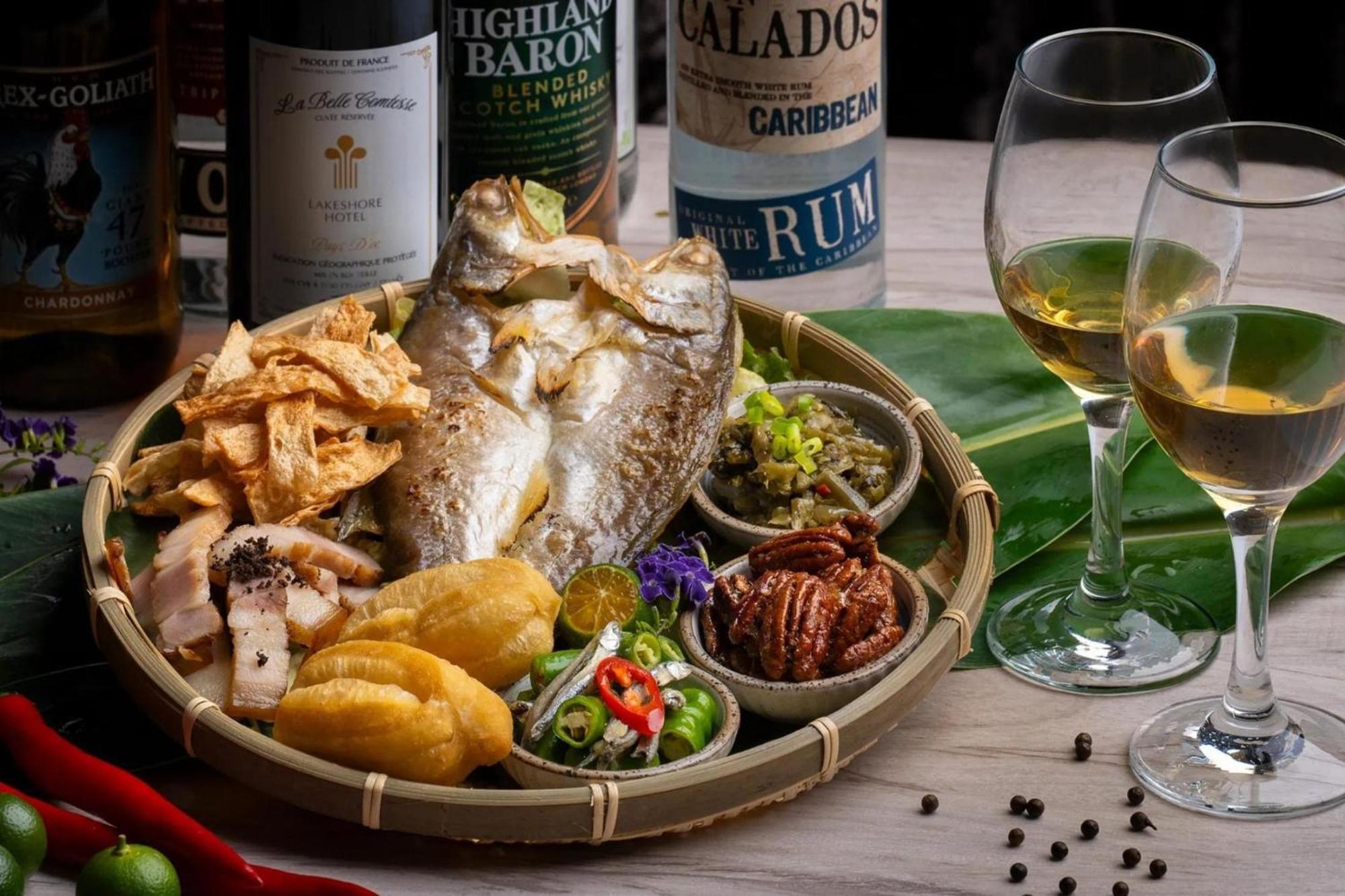 Lakeshore Hotel Hualien Taroko Shunan Bagian luar foto A whole pompano served with a selection of condiments